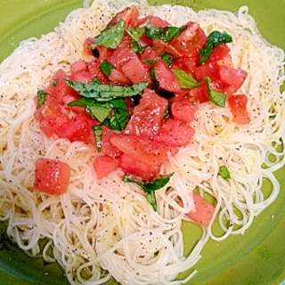 トマトとフレッシュバジルで作る素麺